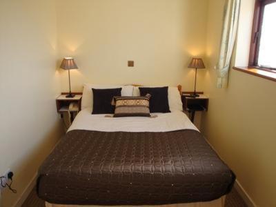 גלוואיי Wards Hotel מראה חיצוני תמונה